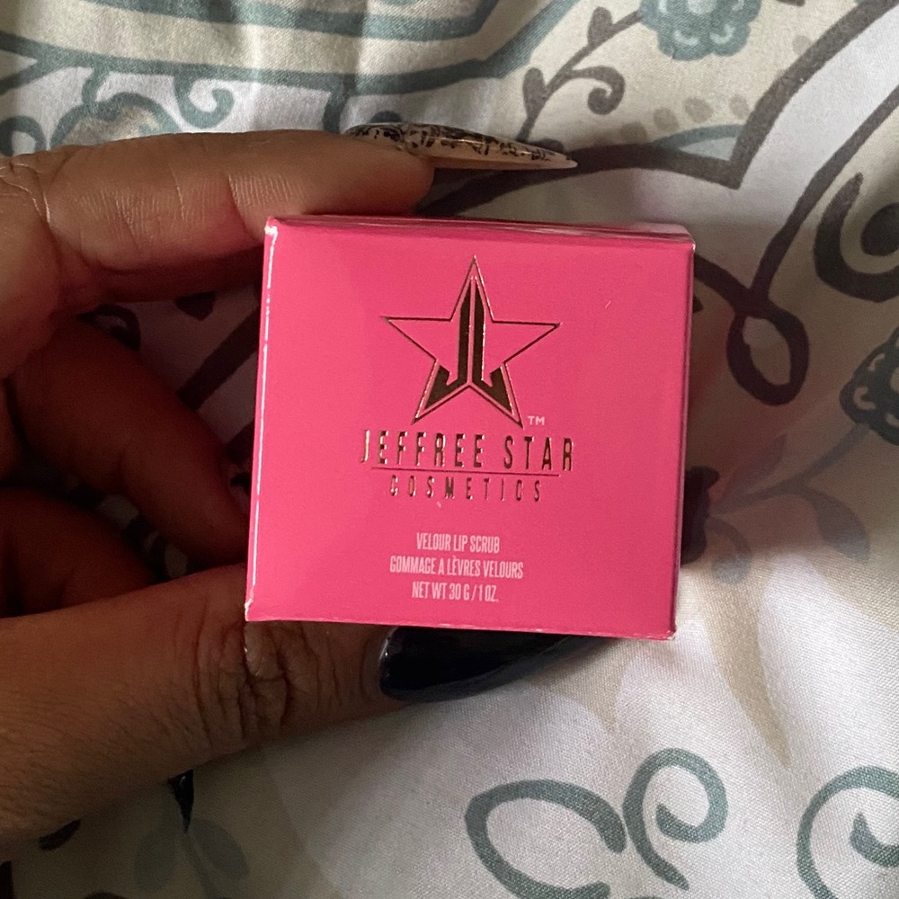 Velour lip scrub in flavor strawberry gum